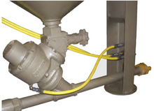 Load image into Gallery viewer, Clemco 21061 3 Cubic Foot 1&quot; pipe W/ TR-100 &amp; Auto Quantum Valve w/ Abrasive Cut Off Switch